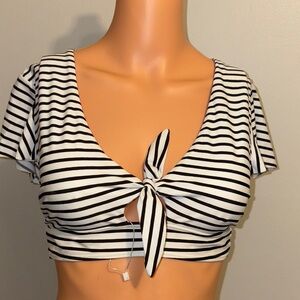 COCOSHIP Black and White Striped Crop Top
